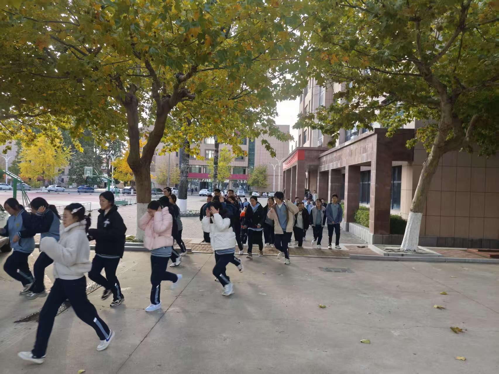 筑牢校园安全“防护网”——我校开展地震应急疏散演练