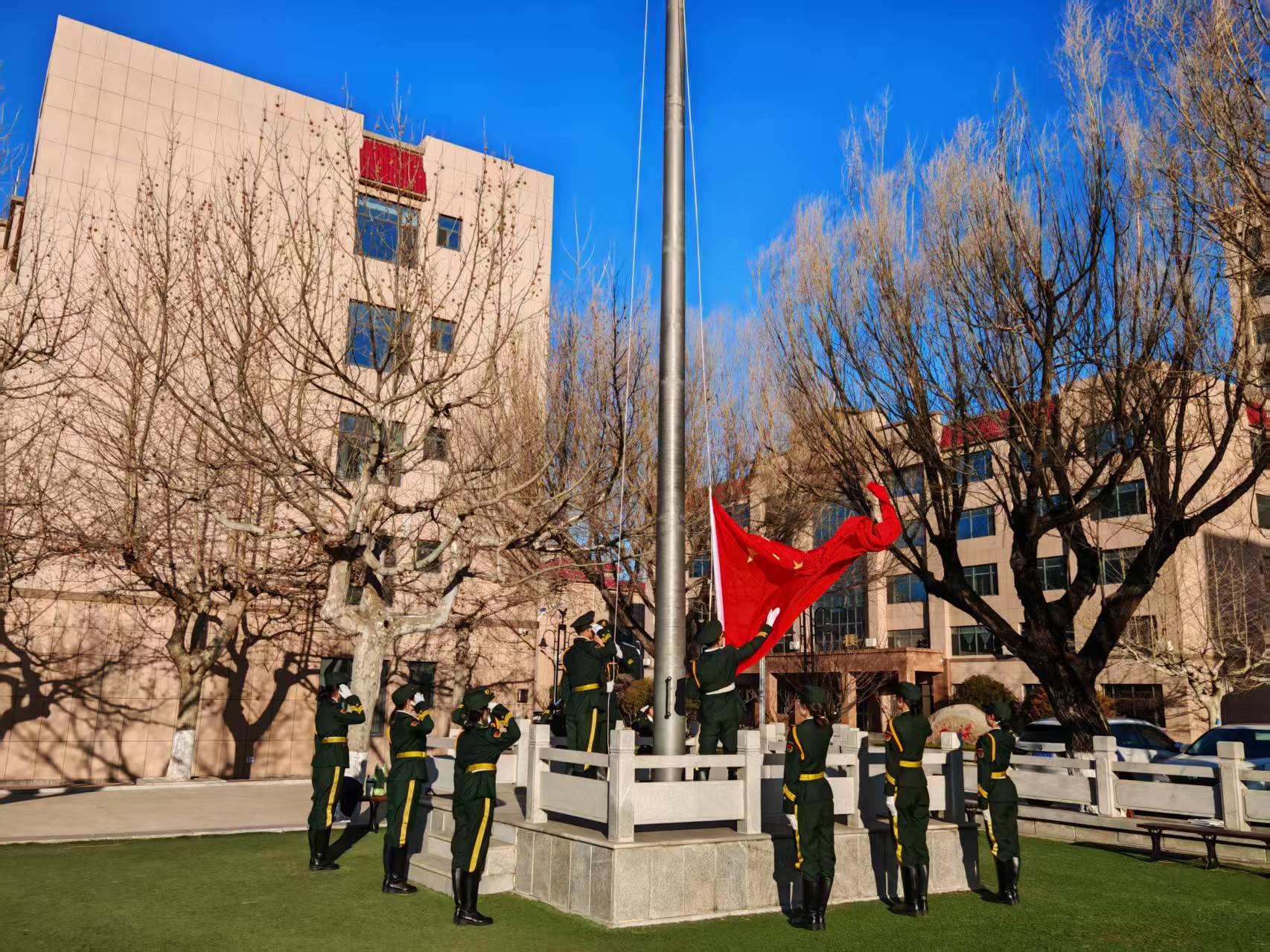 跃马扬鞭启新程 砥砺前行谱华章——学校举行2026年春季学期首次升旗仪式