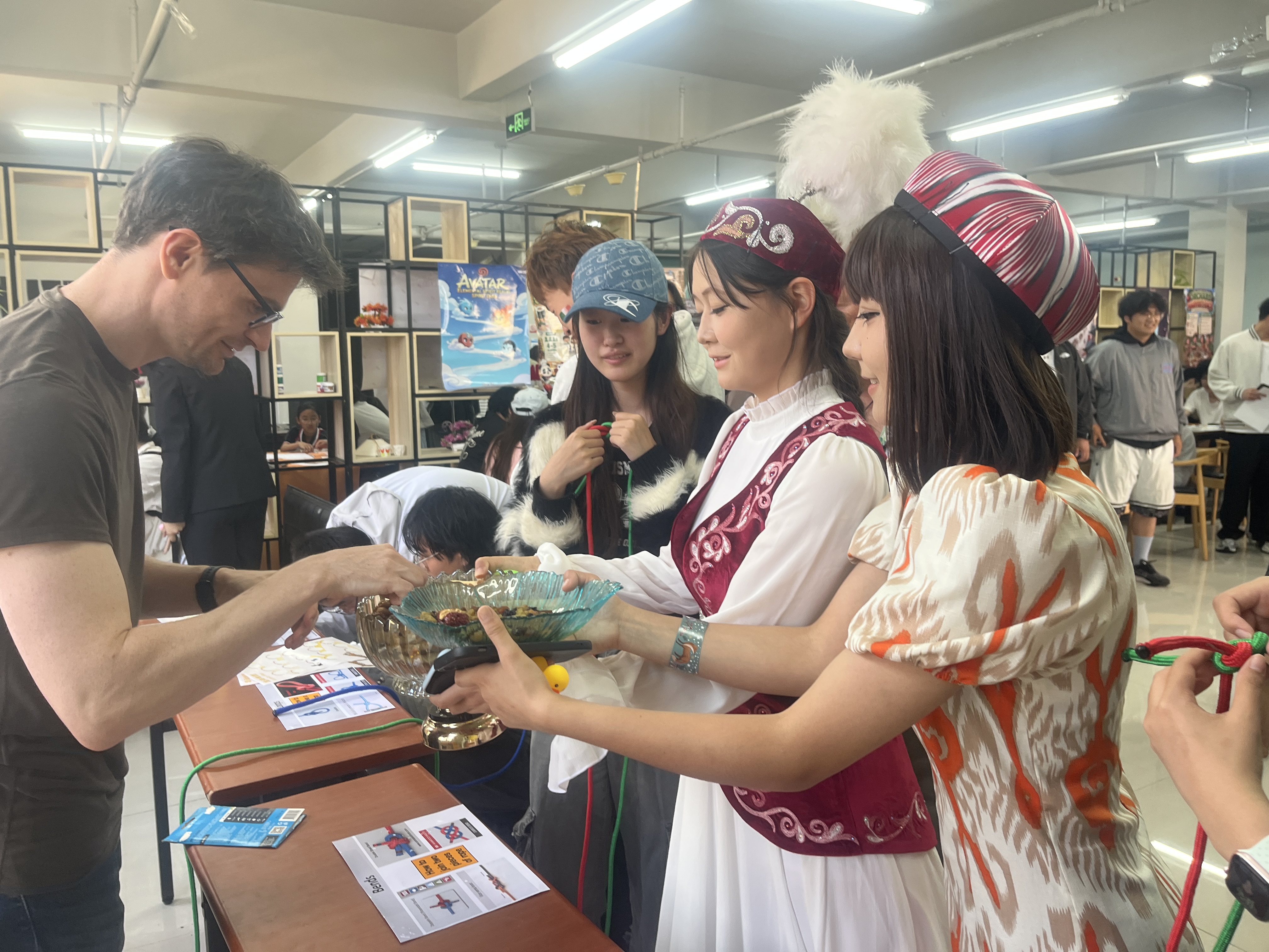 以民族之美诠释中华文化多元共生——我校新疆班学子参加中外传统文化节
