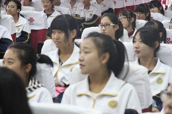 学生观看视频.jpg