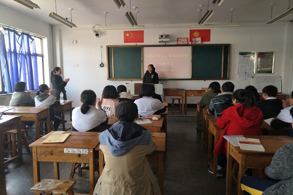 16韩孙蓓蓓老师带领学生交流.jpg