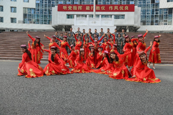 13参观驻港部队深圳基地.jpg
