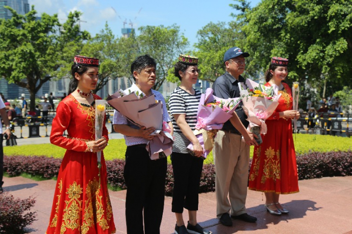 2向邓小平雕像献花.jpg