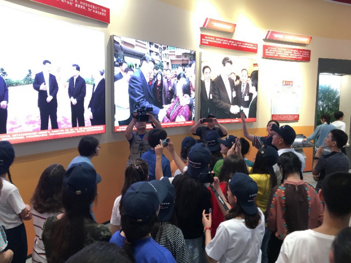 9观看广东改革开放40周年展览1.jpg