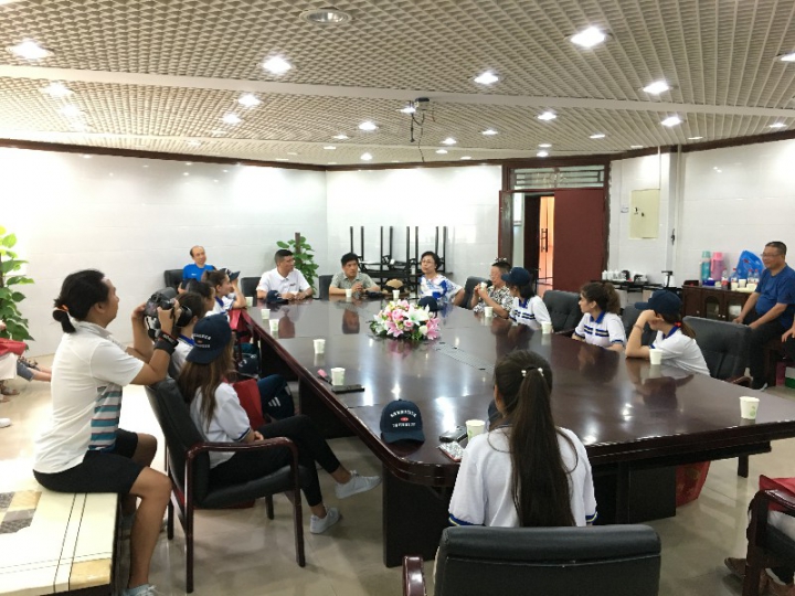 5基金会领导与新疆班师生举行座谈会.jpg
